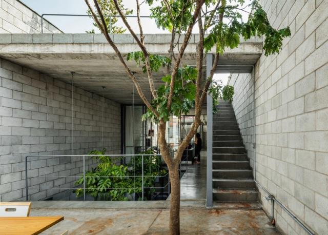 一個(gè)有室內(nèi)庭院的兩層小住宅，讓你感受中庭庭院的美