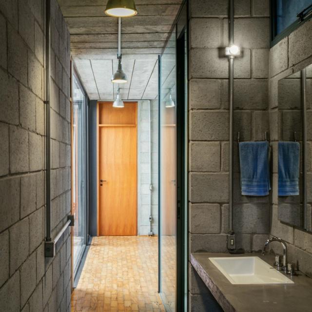 一個(gè)有室內(nèi)庭院的兩層小住宅，讓你感受中庭庭院的美